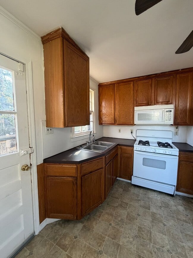 Foto del edificio - 3 Bed 1 Bath Home with Back Deck