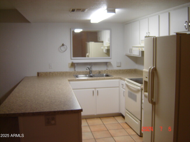 Building Photo - 455 N Tegner St