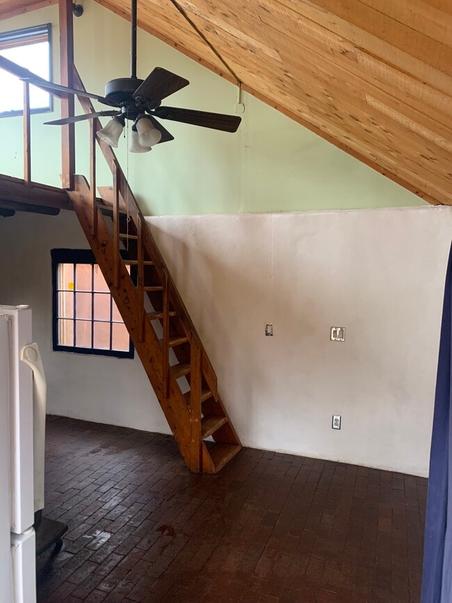 Steep stairs - 914 Alto St