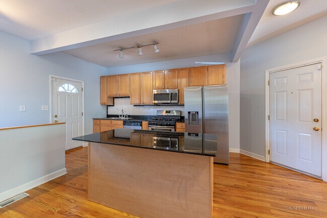 Building Photo - 1157 E 61st St