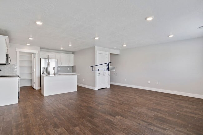 Building Photo - 6471 Aspen Ln