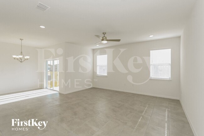 Foto del edificio - 531 Crown Rose Dr