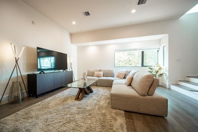 Building Photo - 2212 Francis St