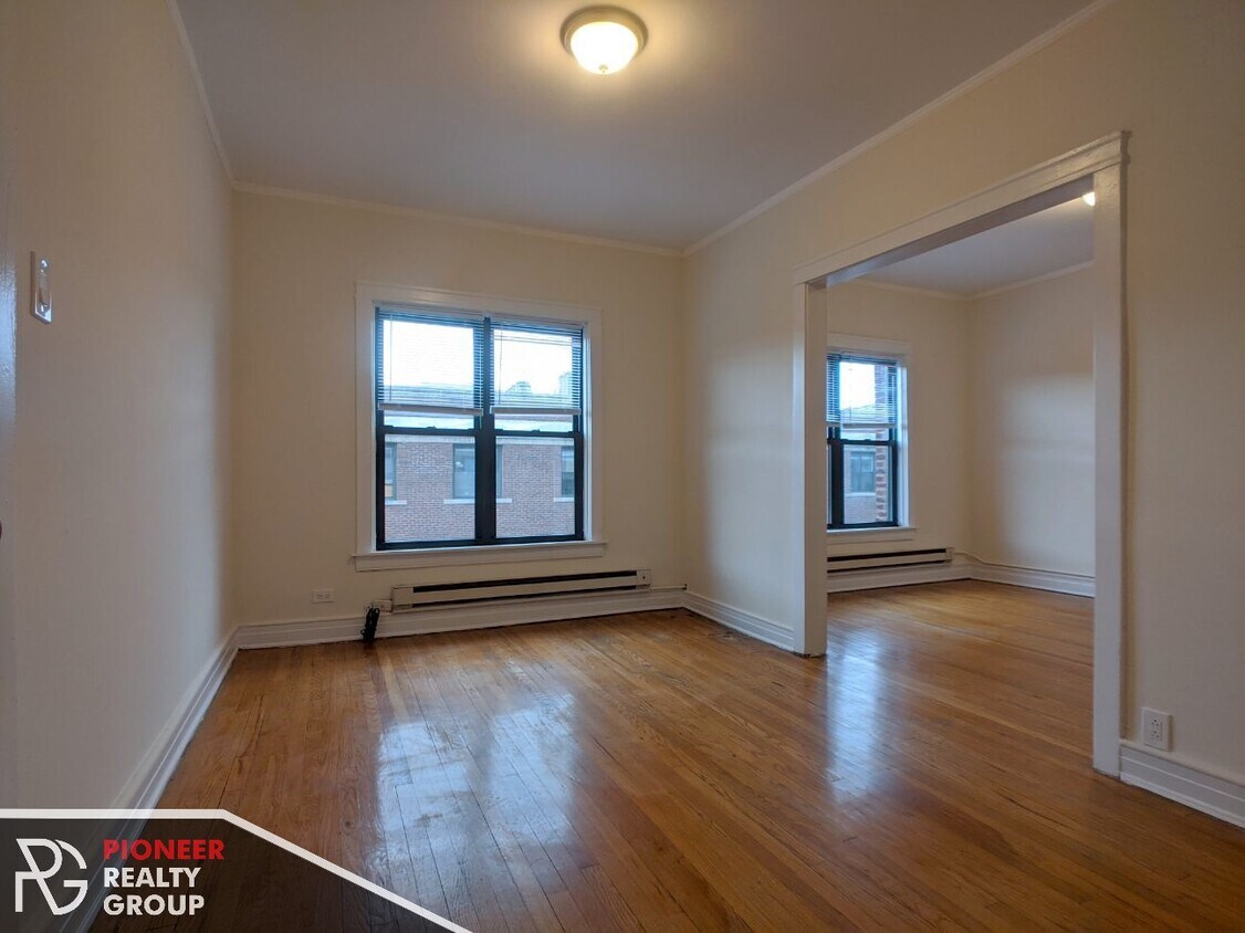 Foto principal - 820 W Waveland Ave
