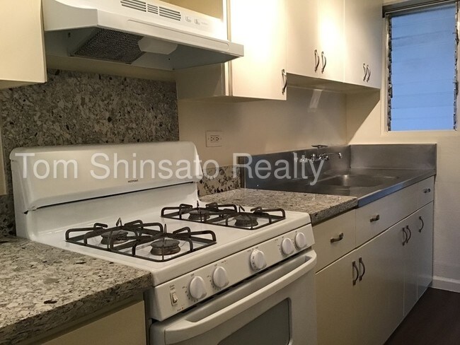 Building Photo - 2 bedroom unit on Liliha Street Available!