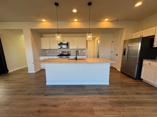 Foto del edificio - Spacious 3-Bedroom, 3-Bathroom Two-Story Home with Modern Finishes & Fenced Yard
