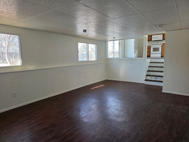 Foto del edificio - Large 4 Bed Home Available