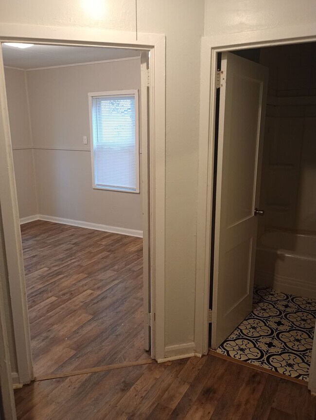 Building Photo - Two Bedroom Duplex in St. Albans