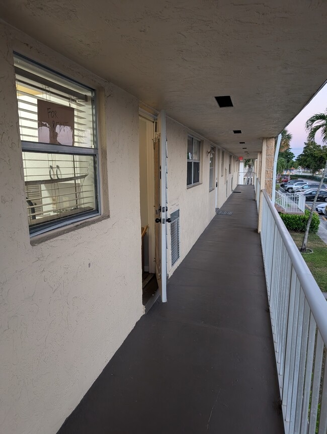 Foto del edificio - 9911 Sandalfoot Blvd