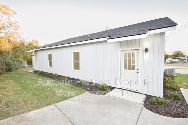 Building Photo - 2122 Circular Dr