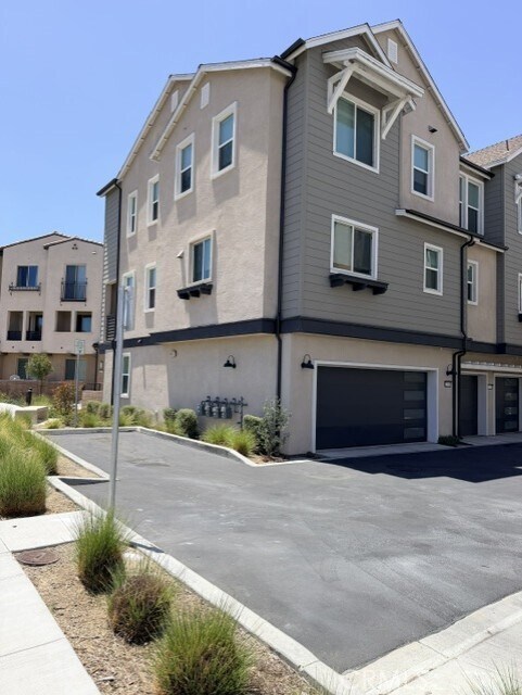 Building Photo - 32083 Paseo Vibrantre