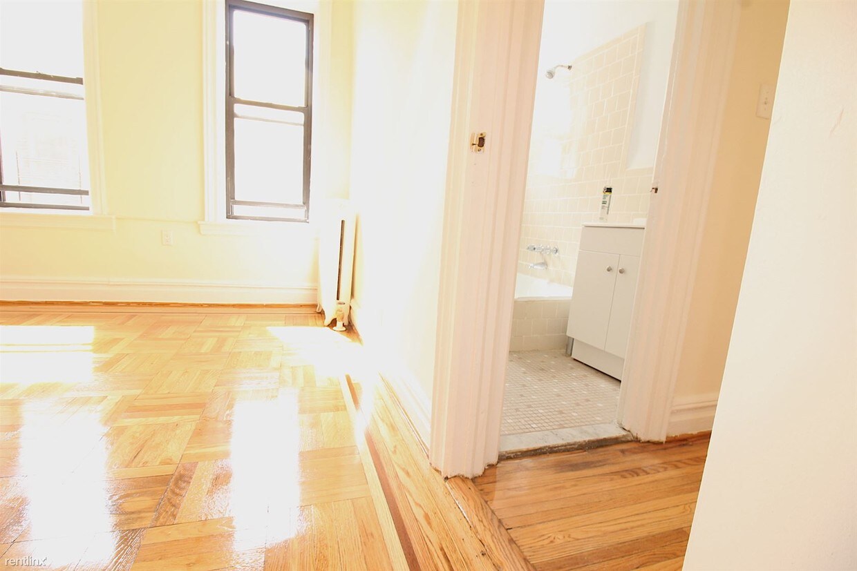 Foto del edificio - 1 br, 1 bath  - 1779 81st St