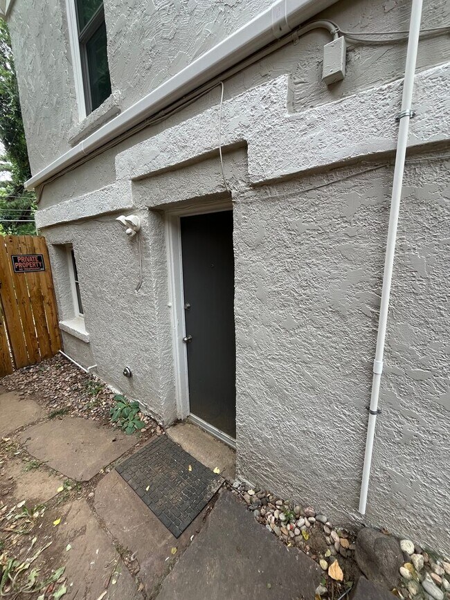 Building Photo - **FIRST MONTH FREE**Updated Garden Level apartment in coveted Chautauqua neighborhood - AVAILABLE...