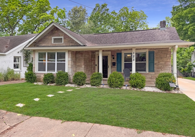 Large 4 bedroom, 3 bath home recently updated near Chickasaw Gardens - Large 4 bedroom, 3 bath home recently updated near Chickasaw Gardens