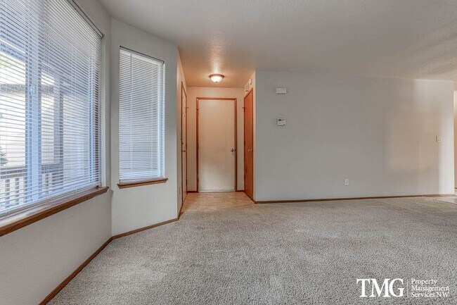 Foto del edificio - Fantastic 3BD Ranch in Great Orchards Location! MASSIVE Fenced Backyard!