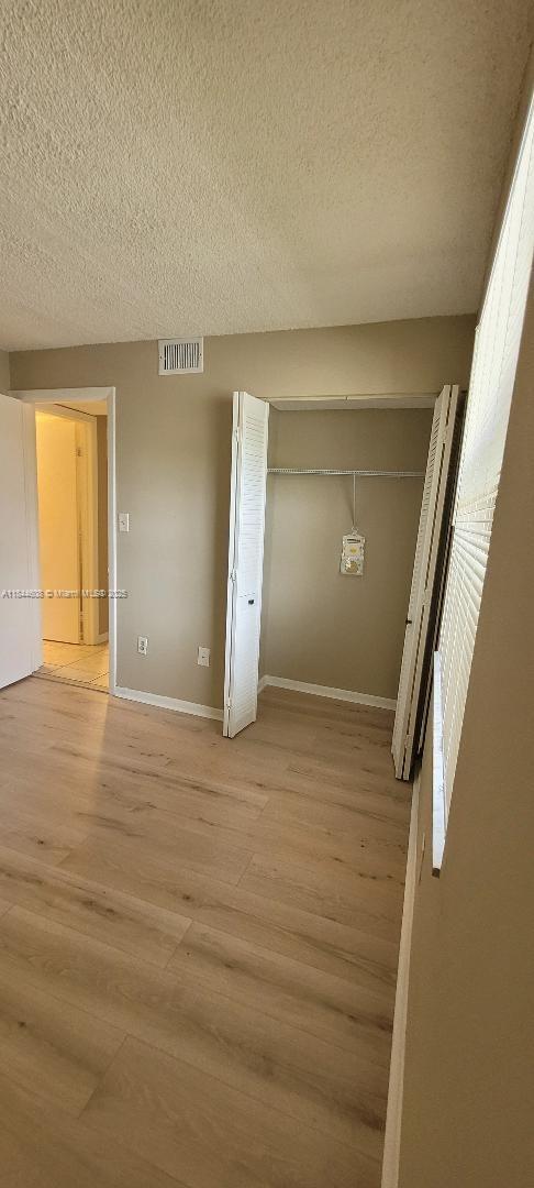 Foto del edificio - 6010 Shaker Wood Cir