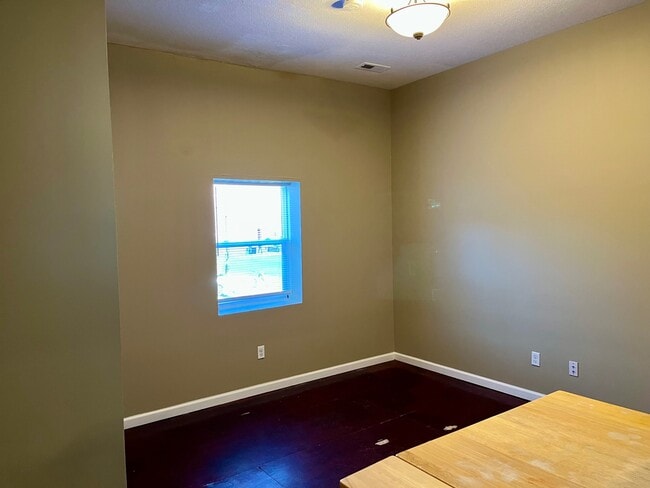 Building Photo - 105 W Market St