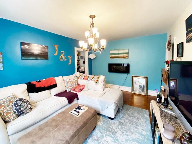 Living Room / Dining Room - 4627 Locust St
