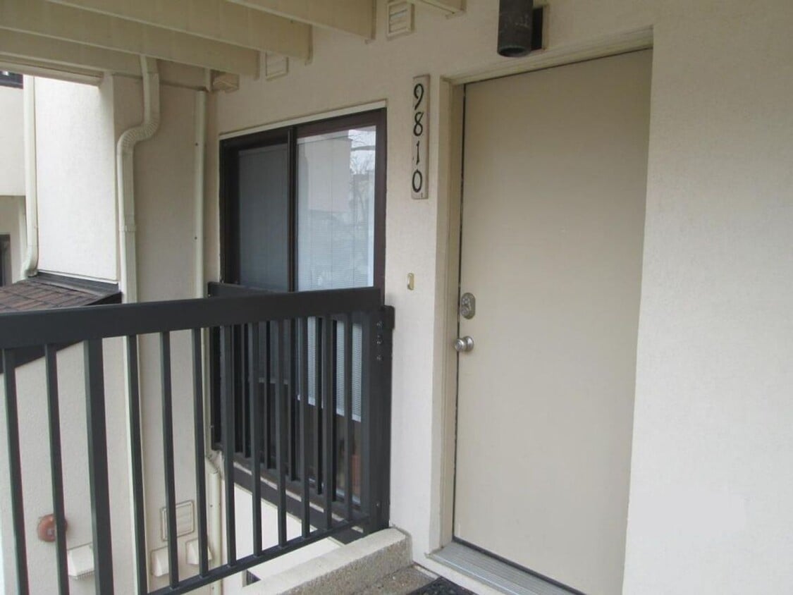 Adorable second level Studio Condo available mid September! - Adorable second level Studio Condo available mid September!