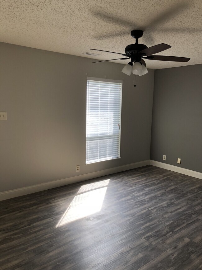 Building Photo - Park Charles South