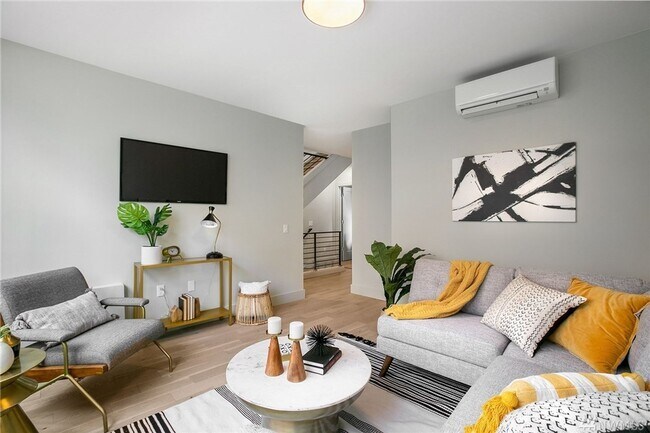 Building Photo - $500 Off 1 mo. Rent w/ Move in by 7/15 - S...