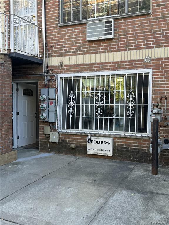 Building Photo - 812 E 216th St