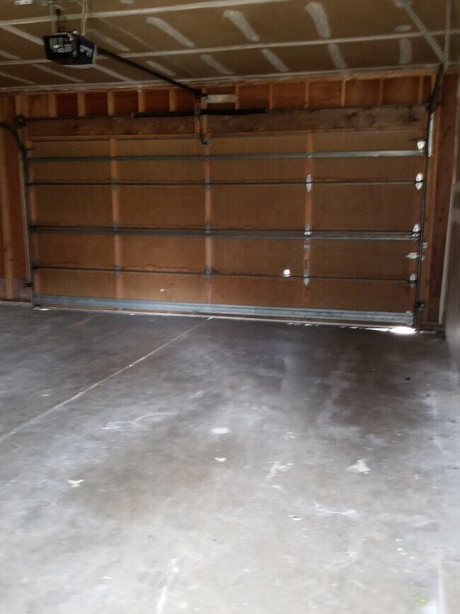 Building Photo - 5 Bedroom, 2 bathroom with Huge yard and w...