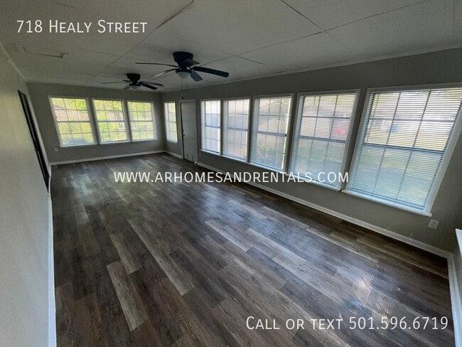 Building Photo - 718 Healy Street | $1195 | 5 beds, 2 full ...