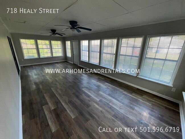 Foto del edificio - 718 Healy Street | $1195 | 5 beds, 2 full ...