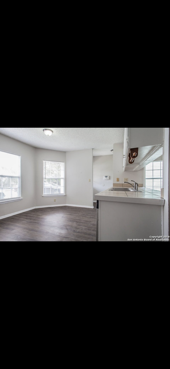 Building Photo - 4005 Sun Harbour Dr