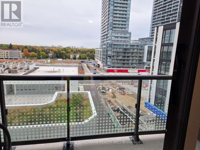 Photo du bâtiment - 5858 Yonge St