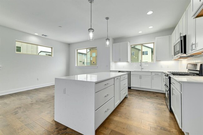 Building Photo - 5315 La Crosse Ave