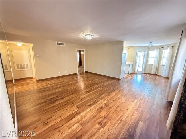 Foto del edificio - 8004 Celestial Ave