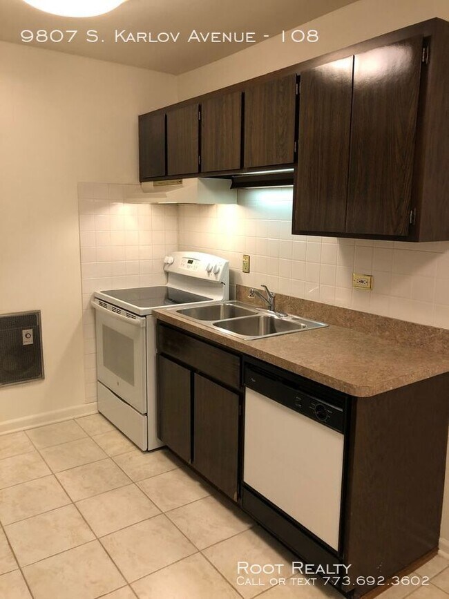 Foto del edificio - 9807 Karlov Ave