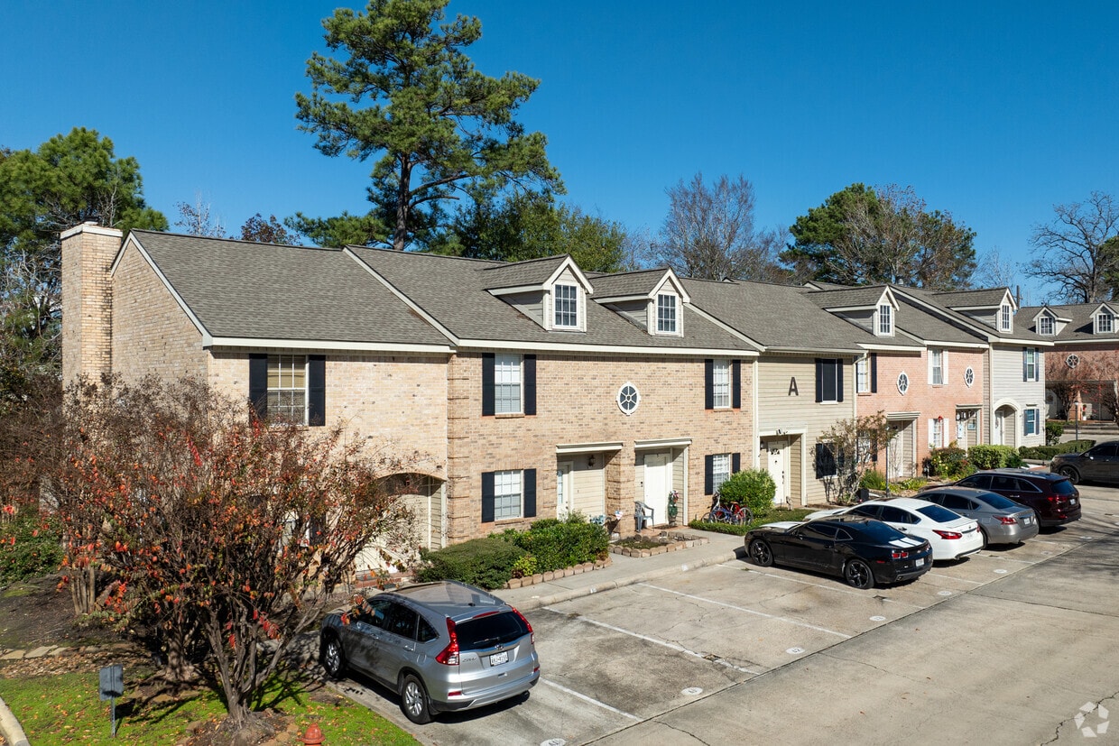 Primary Photo - The Townhomes at Pinehollow