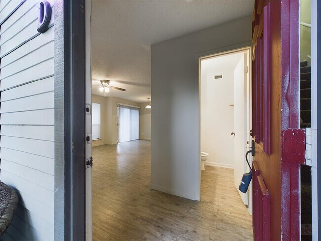 Foto del edificio - 8502 Lyndon Ln