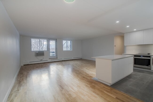 Building Photo - 4800 Maisonneuve Blvd W