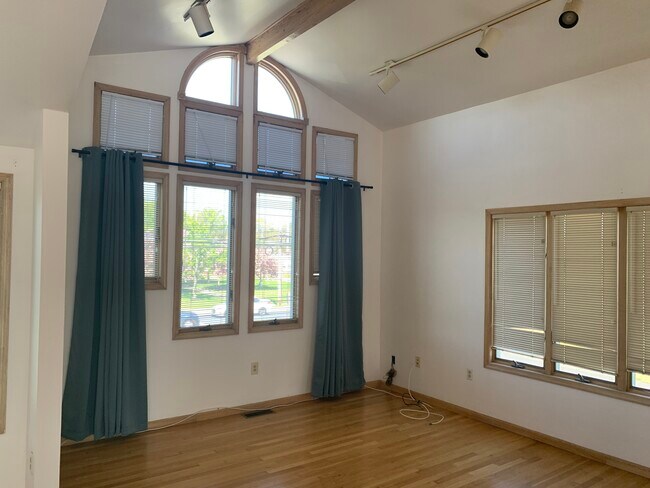 Foto del edificio - 227 N Main St
