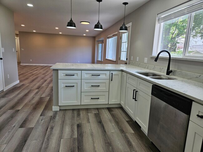 Foto del edificio - 2214 Claremont Ct