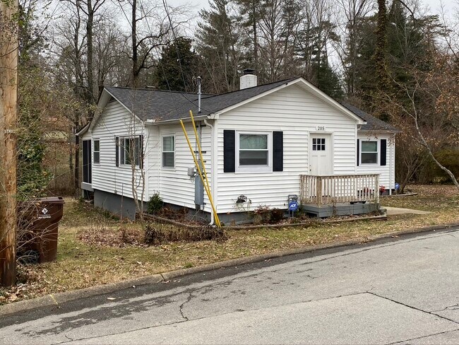 Building Photo - 205 W Fairview Rd