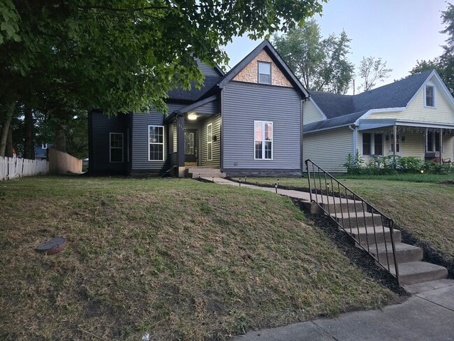 Building Photo - 817 W 5th St