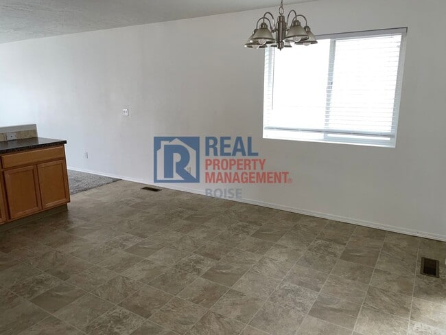 Foto del edificio - 3 Bedroom 2 Bath Boise Home Coming Soon!