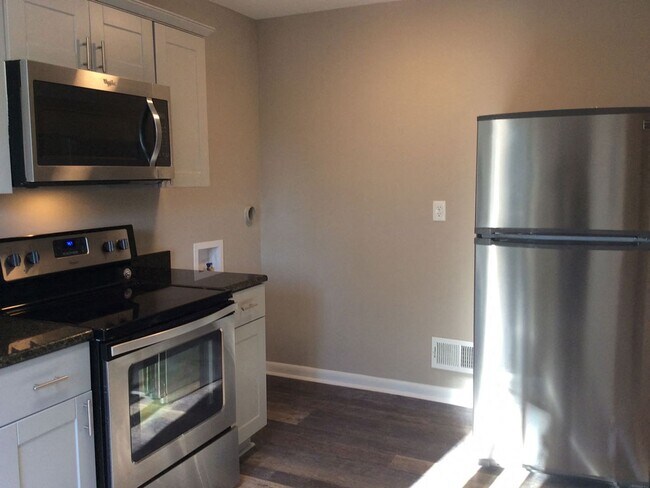 Foto del edificio - Charming 2Bed/1Bath Triplex in North Raleigh!