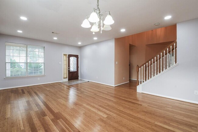 Foto del edificio - 6323 Channelbrook Ln