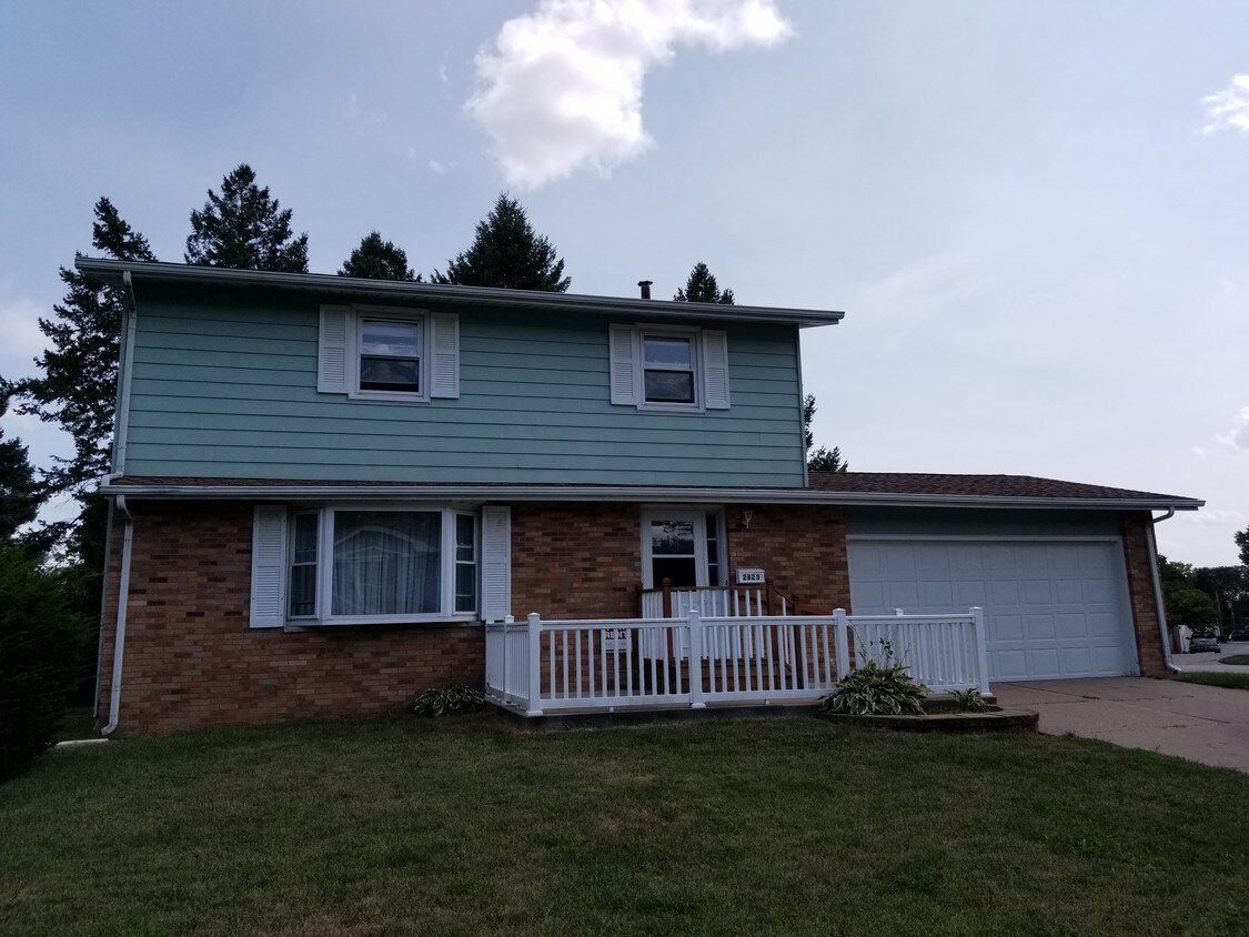 Primary Photo - 2823 S Hampton Dr