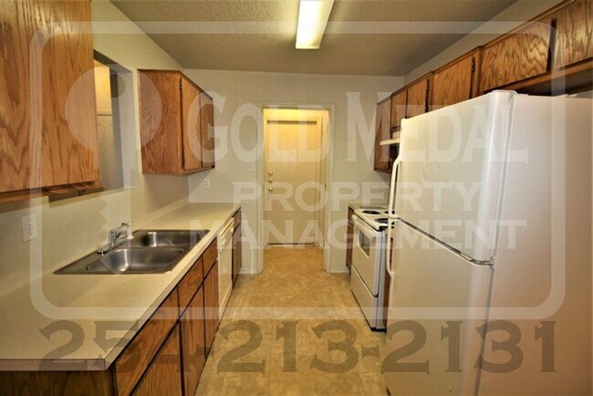 Building Photo - 2802 Alma Dr