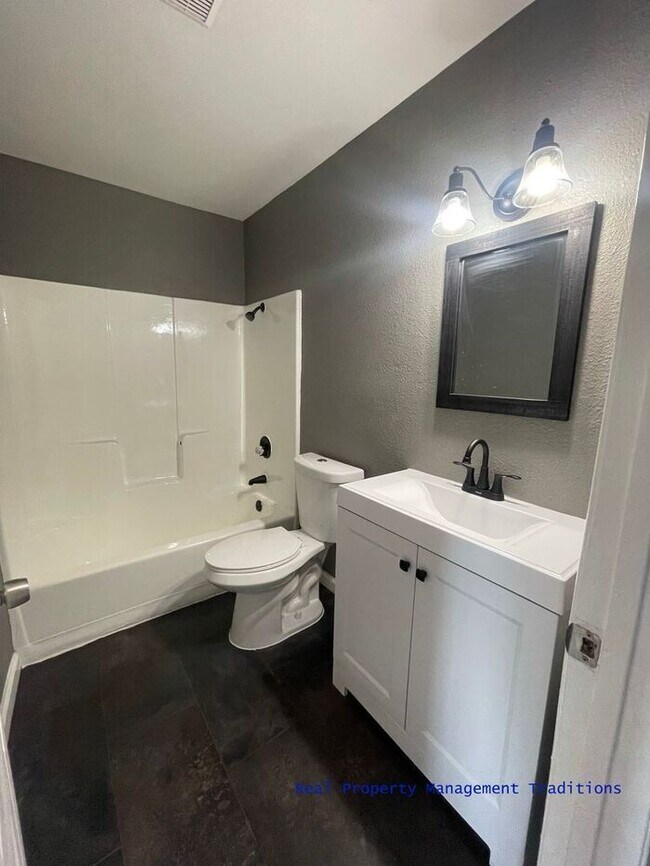 Building Photo - **$500 off 1st month's rent** Lancaster Ap...