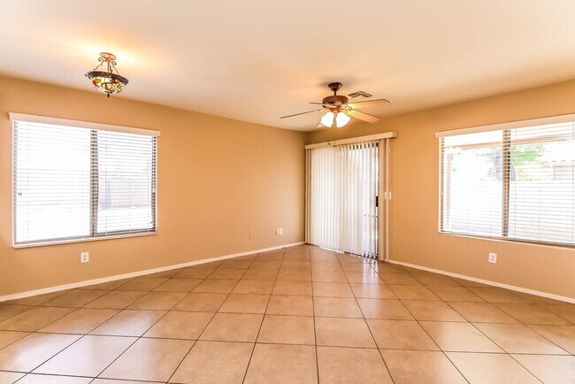 Foto del edificio - 10653 W Poinsettia Dr