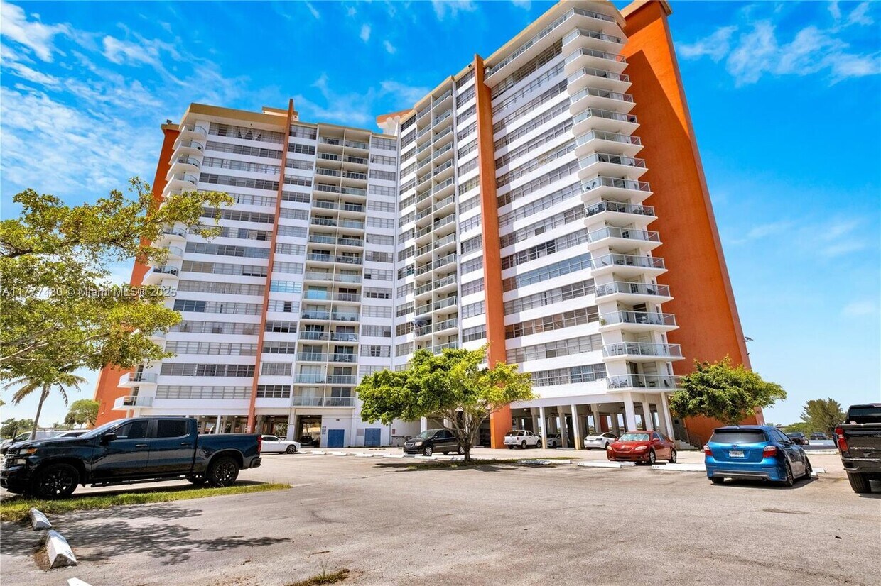 Foto principal - 1351 NE Miami Gardens Dr
