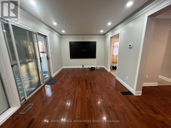 Photo du bâtiment - 69 Huntingwood Crescent